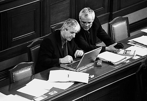 Fotografie: Vladimír Špidla (vpravo) a Jiří Rusnok: Pane kolego, prý máte raději ODS než mě? Foto Ludvík Hradilek