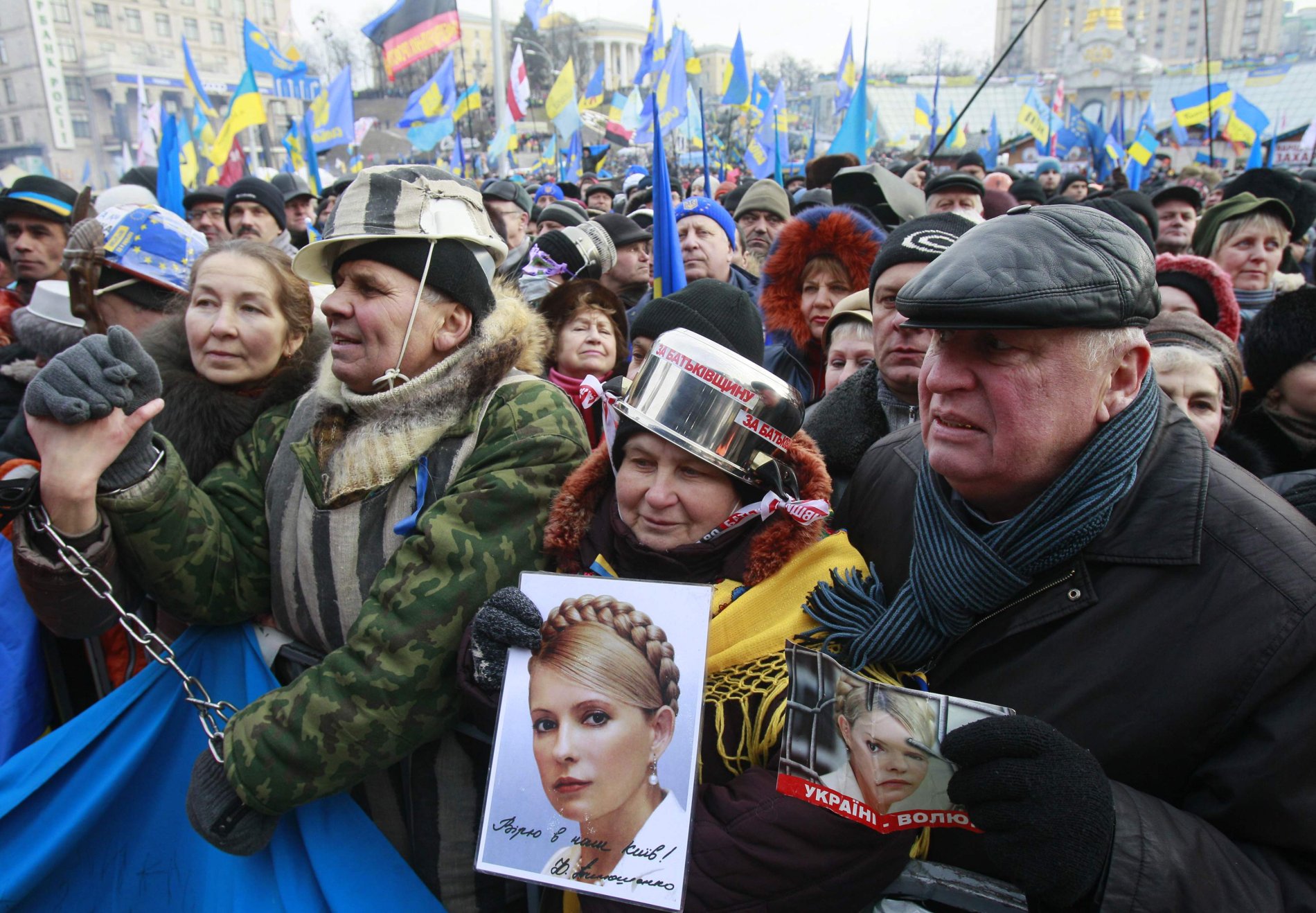 Lidé protestují s kastroly na hlavách. Reagují tak na nový zákaz nošení helmy.