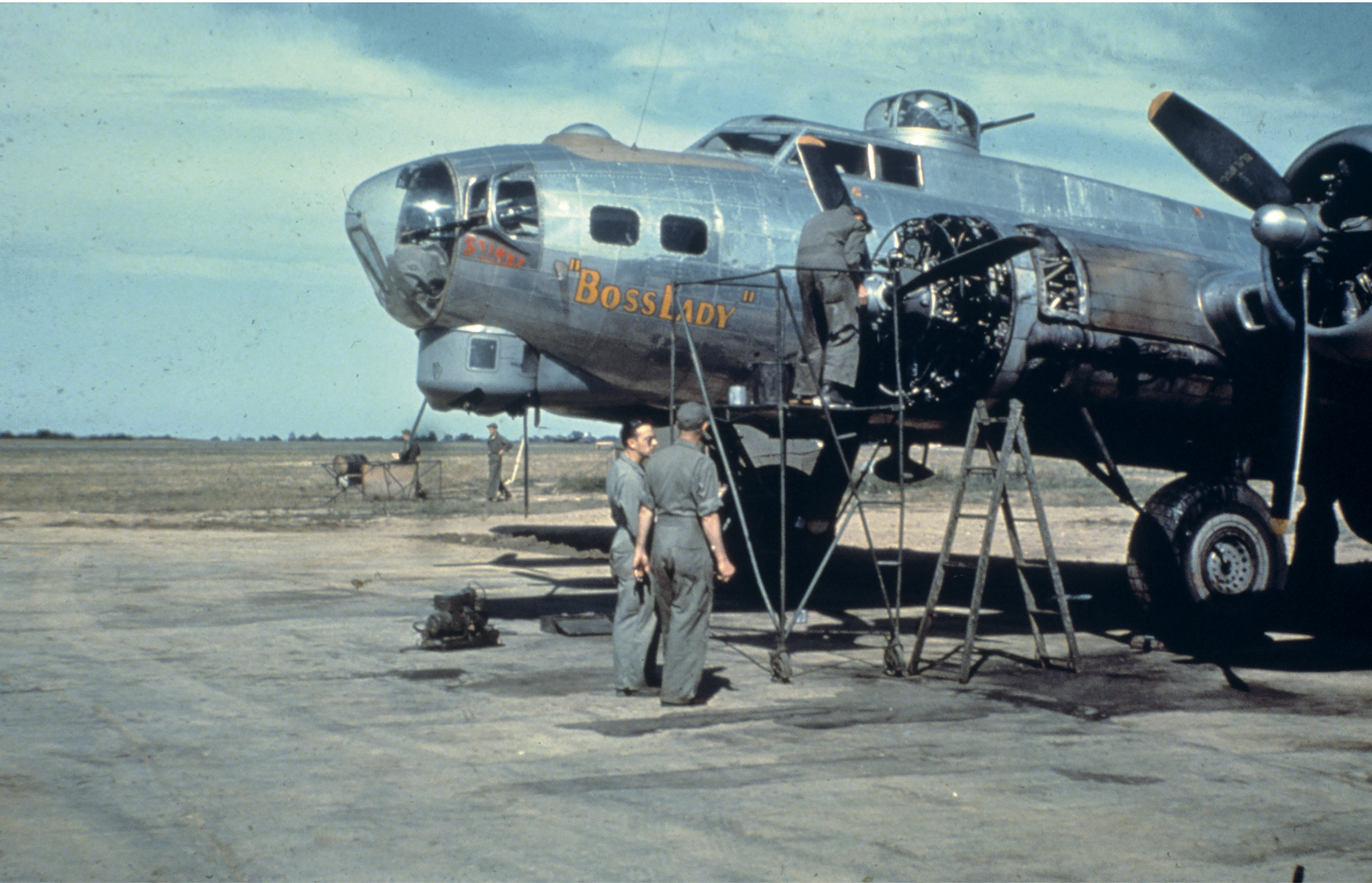 „Boss Lady na startu.“ (Americký bombardér B-17G na základně v Thorpe Abbotts v Anglii)