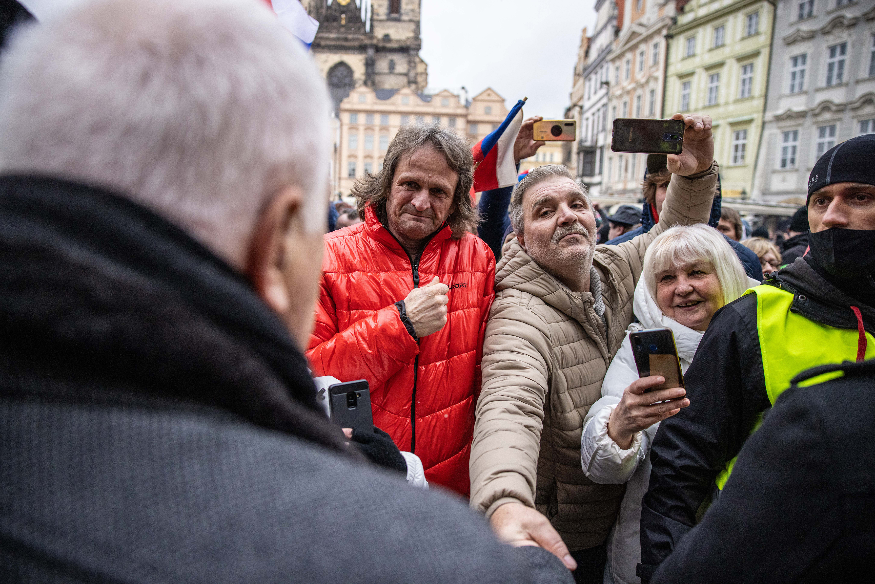 Miroslav Ševčík na Staroměstském náměstí s Václavem Klausem, leden 2021