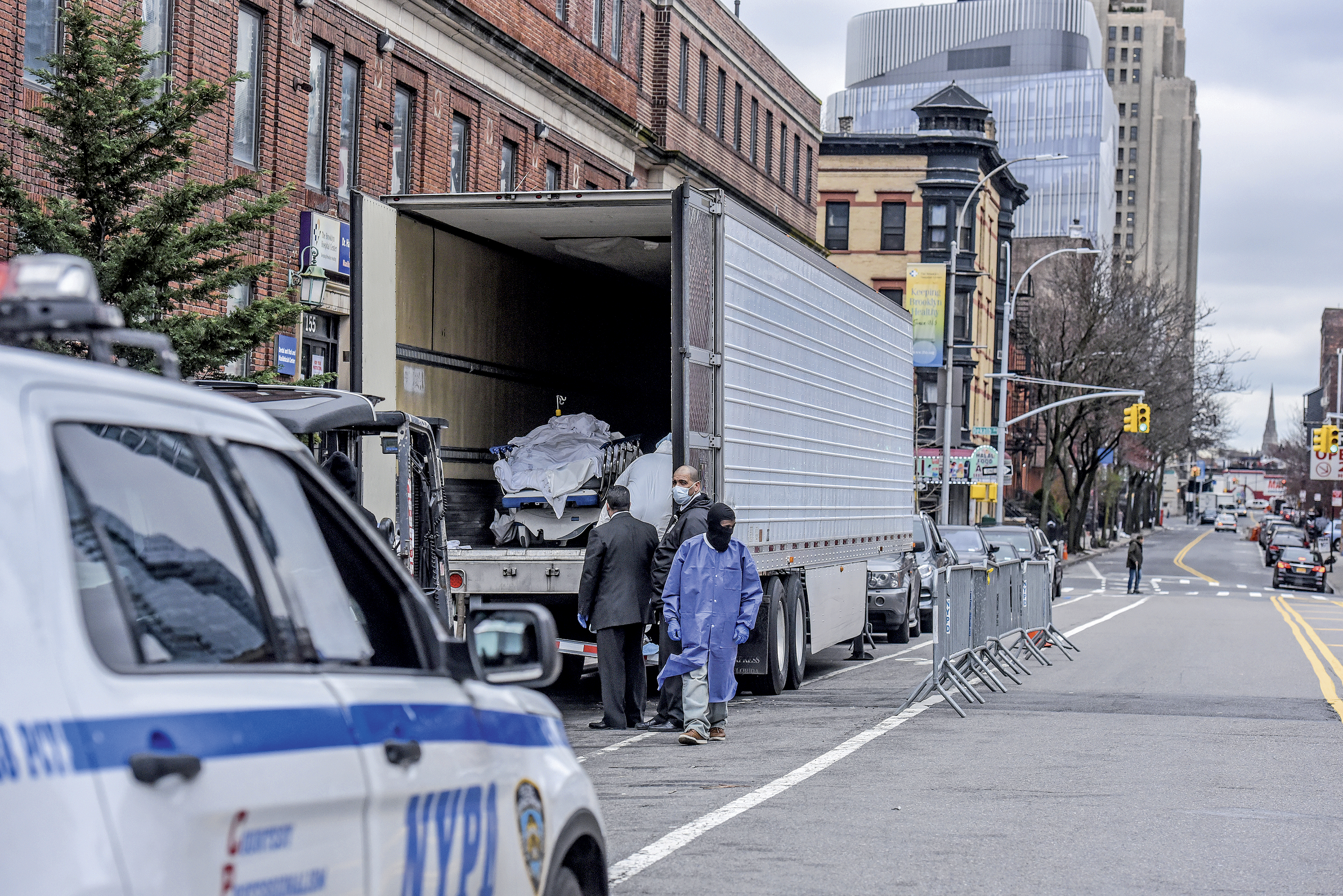 Nakládka zesnulých do mrazicích vozů v ulicích New Yorku na konci března