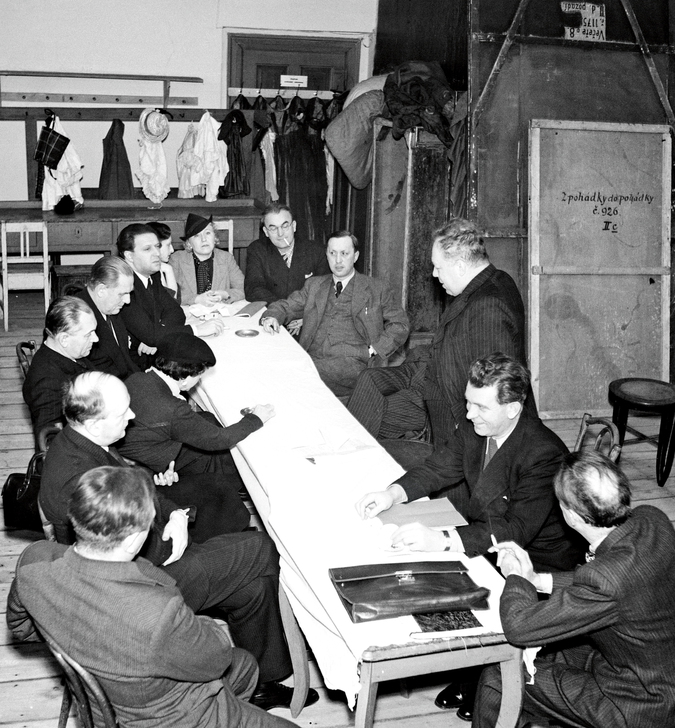 Karel Čapek po premiéře Bílé nemoci spolu s divadelníky. Zleva herec Ladislav Boháč (zády), dramaturg František Götz, herci Leopolda Dostalová, Jaroslav Průcha, Václav Vydra st., Hugo Hass, Ela Poznerová, Olga Scheinpflugová, Bedřich Karen, spisovatel Karel Čapek, šéf činohry Otokar Fischer, Zdeněk Štěpánek a režisér Karel Dostál (zády).