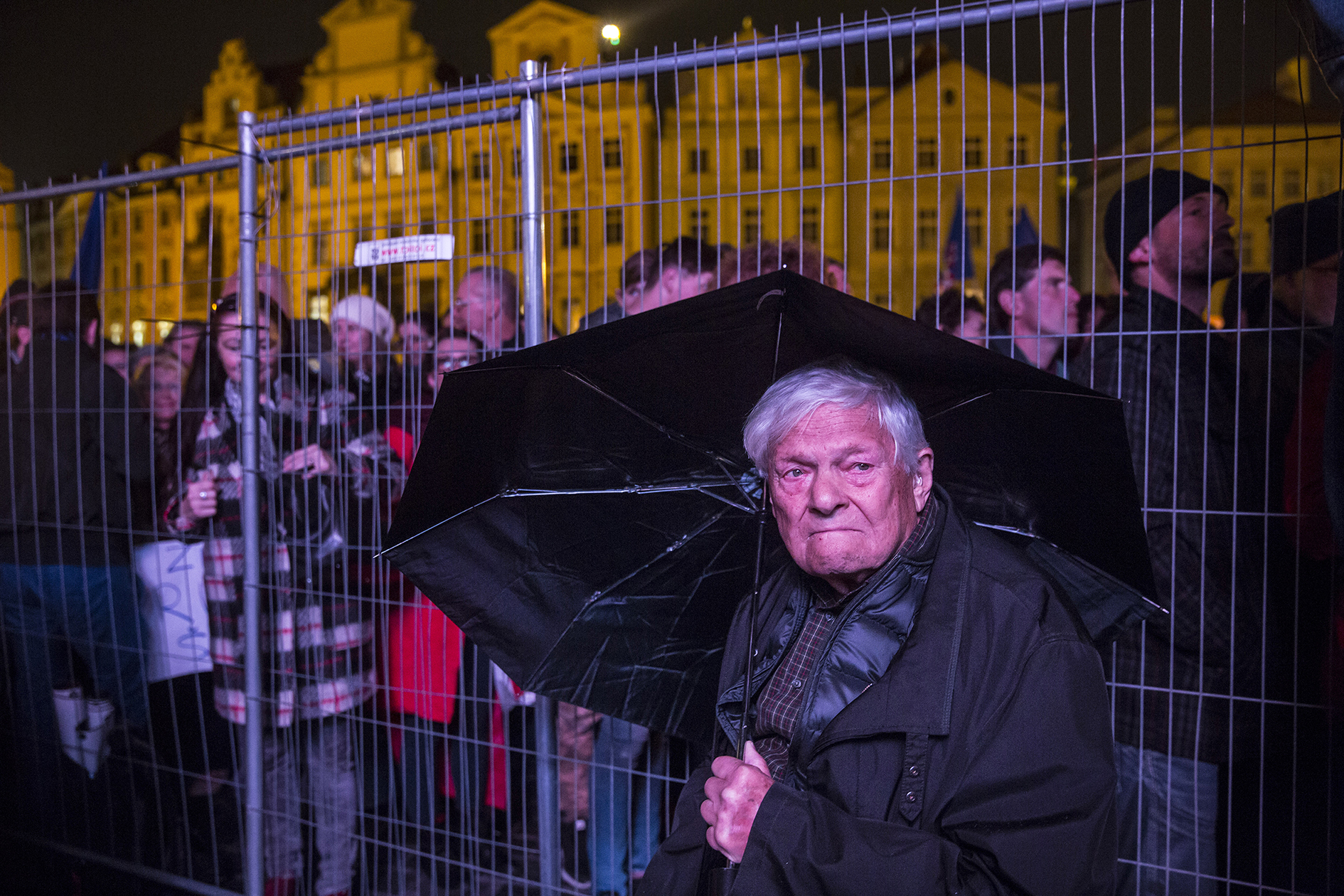 Podraz na osvětimského vězně jako součást nadbíhání Číně. (Jiří Brady)