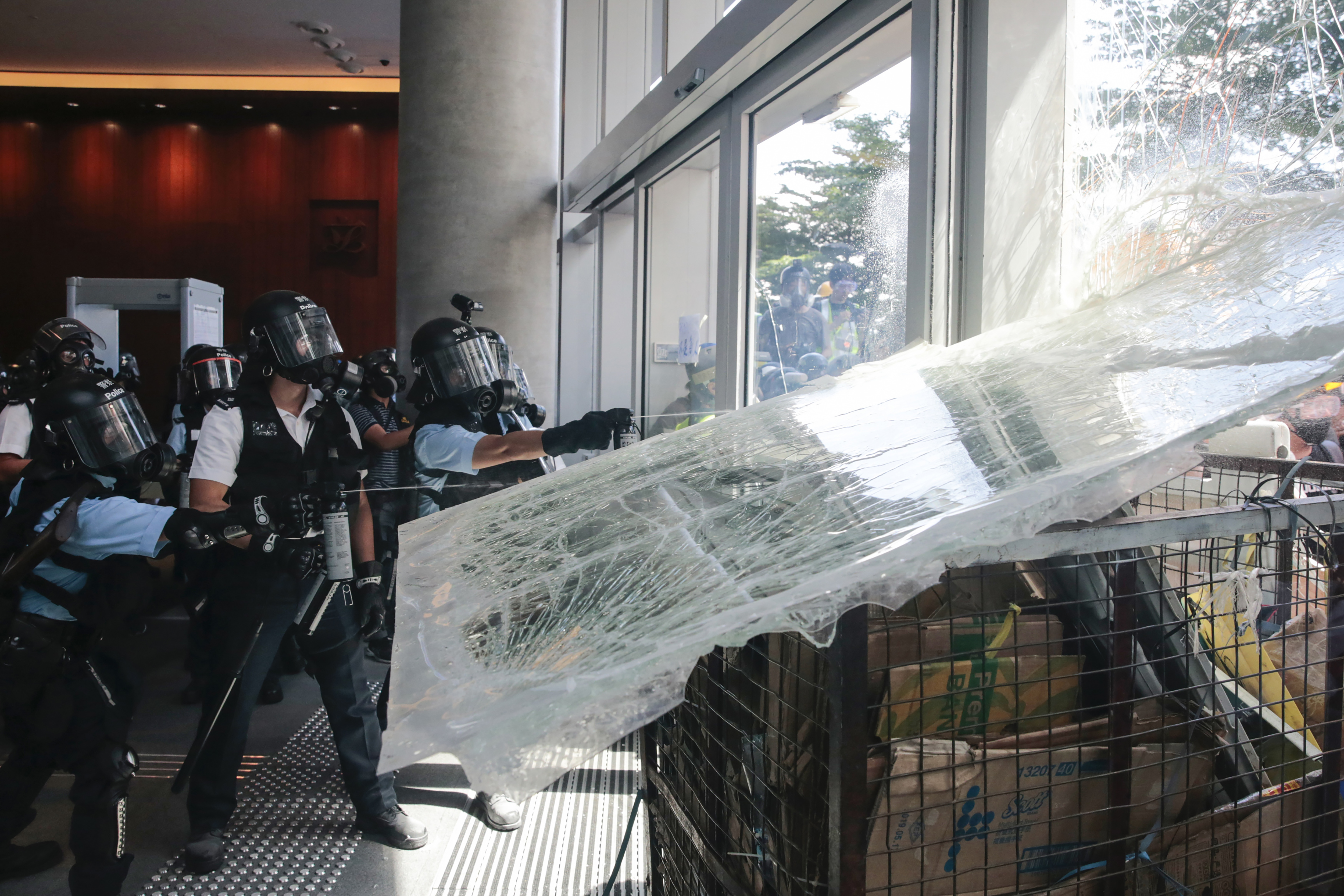Demonstranti pronikají v Hongkongu do budovy místního parlamentu