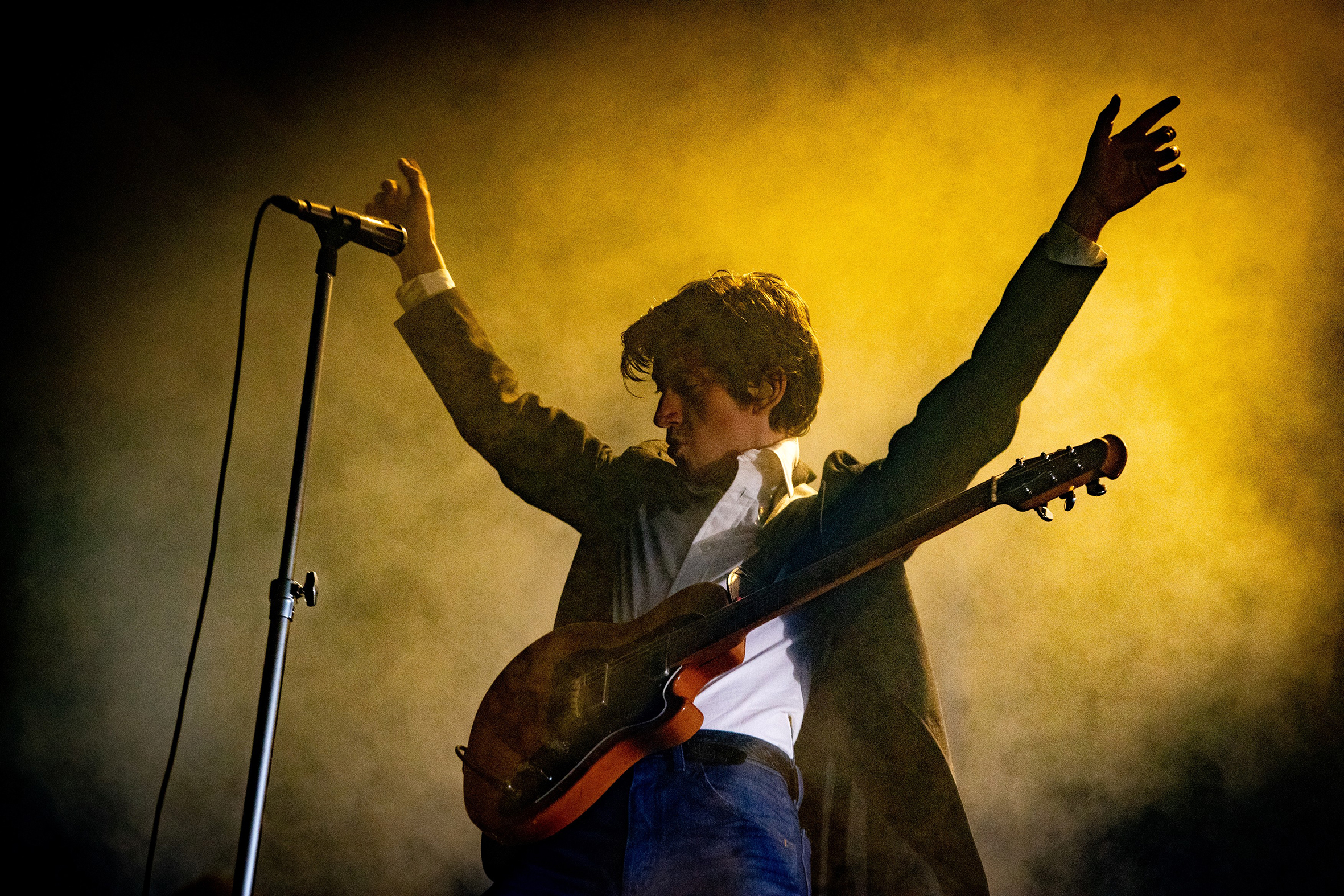 „Dokonce si myslím, že jsem si oblékl motorkářské boty.“ (Alex Turner na nizozemském festivalu A Campingflight to Lowlands aradise, srpen 2022)