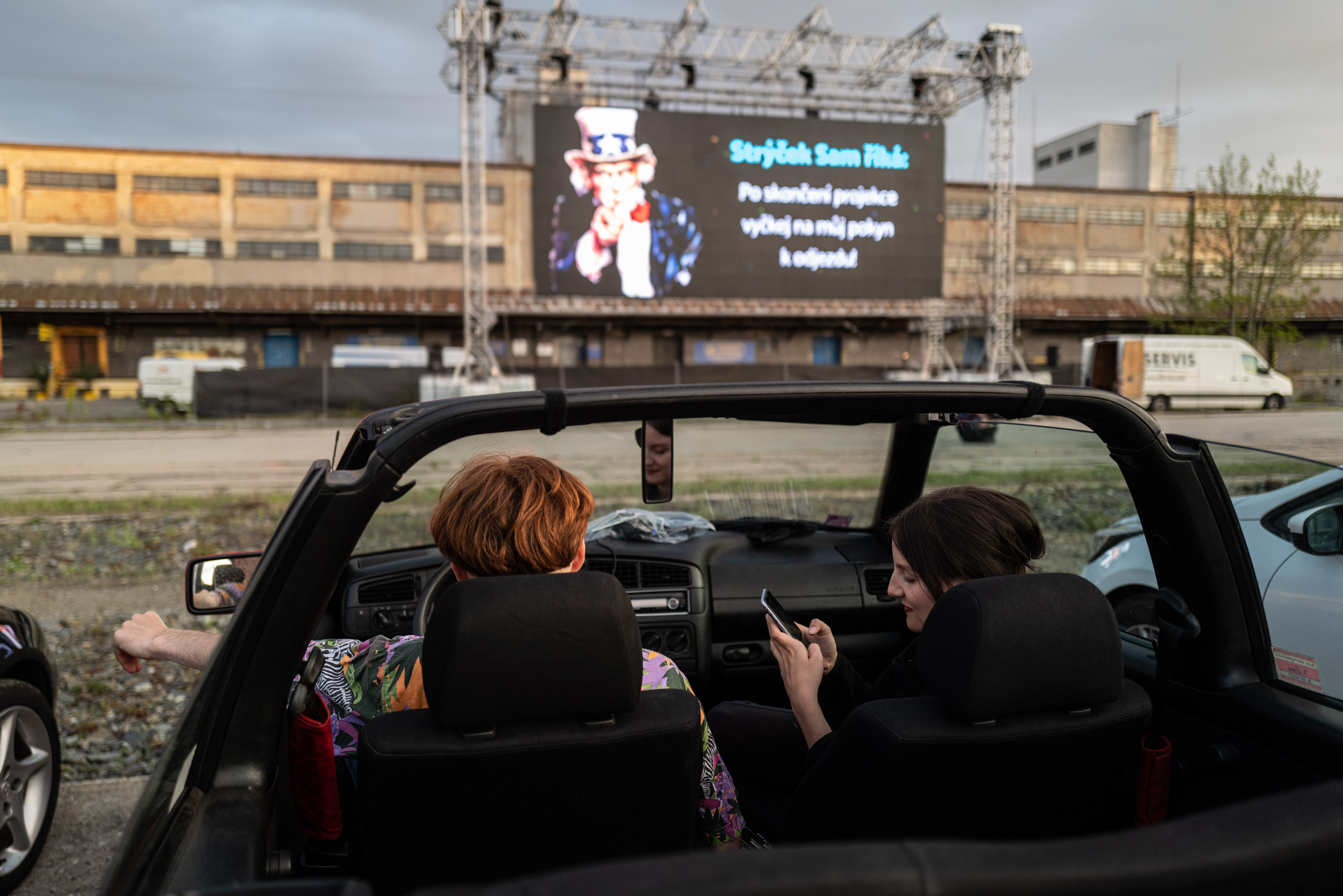 Art parking: Improvizované auto-kino na Žižkově