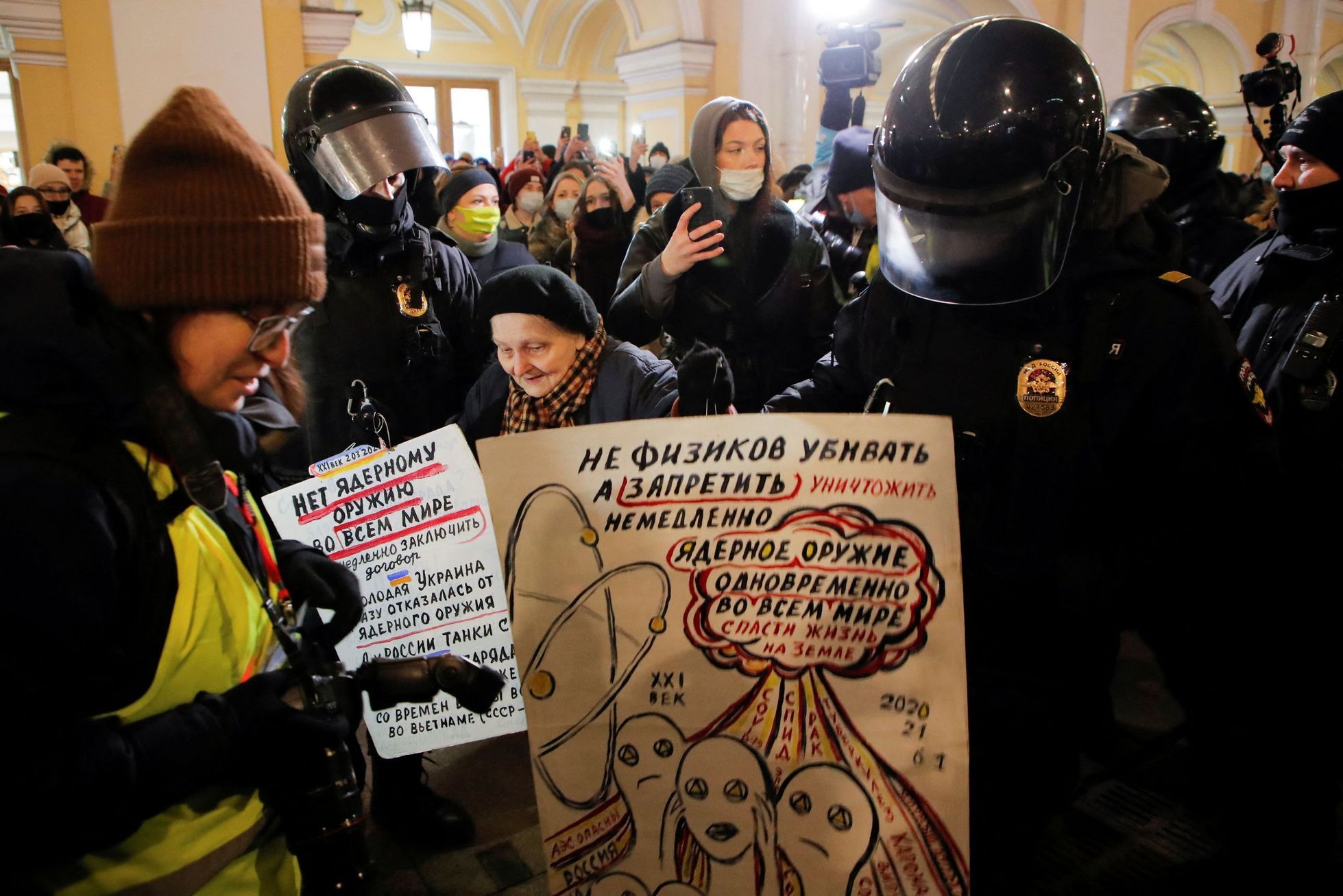 Petrohradská policie zatýká na protiválečné demonstraci Jelenu Osipovovou. Žena za druhé světové války přežila blokádu Leningradu
