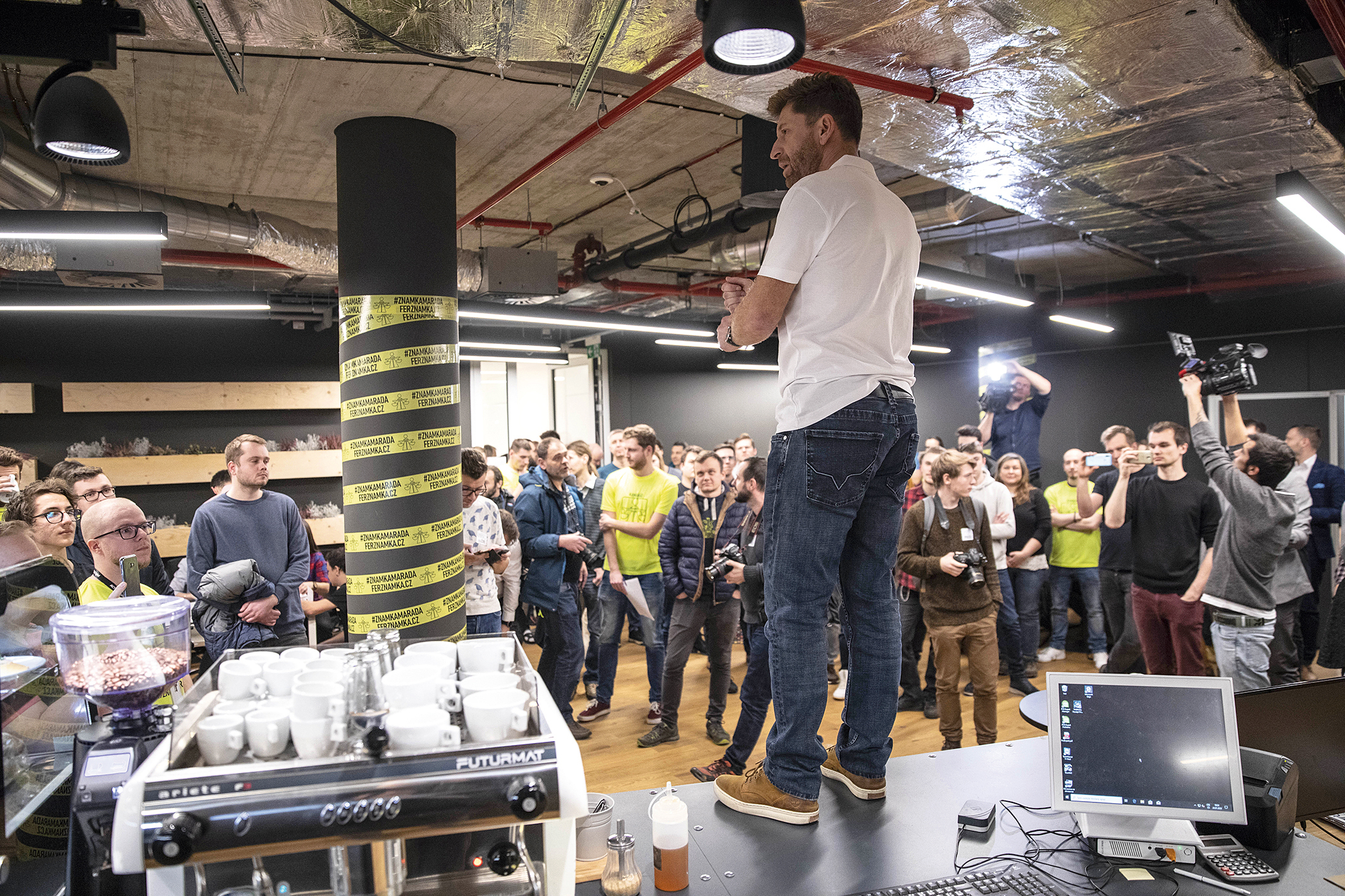 Šedesát programátorů místo čtyř set milionů. (Tomáš Vondráček na hackathonu)
