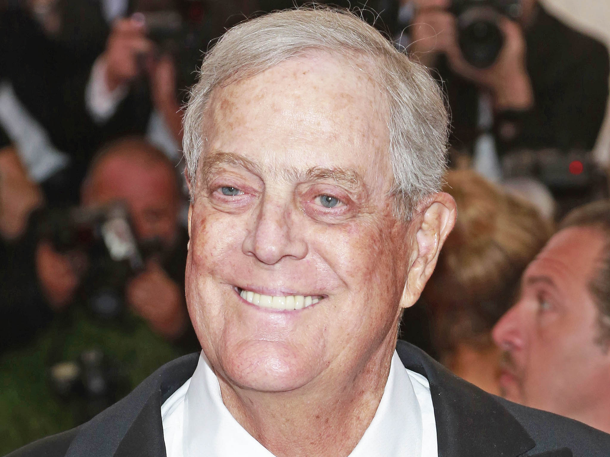 David Koch se svým bratrem Charlesem založil organizaci Američané za prosperitu, která lobbovala za nižší daně a deregulaci podnikání. Podporovali také organizace popírající vliv člověka na změnu klimatu