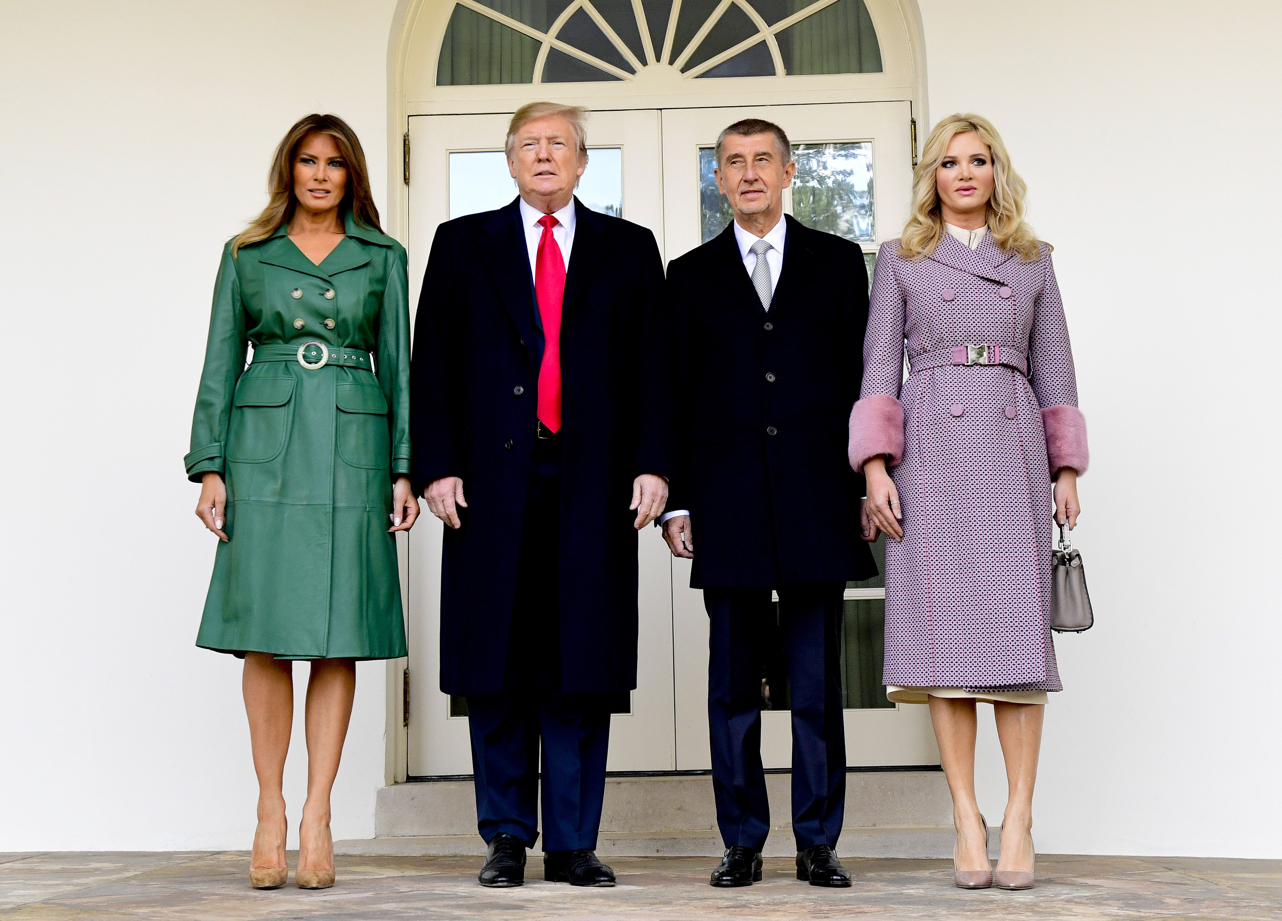 První dáma USA Melania Trump, prezident USA Donald Trump, premiér Andrej Babi a jeho manželka Monika Babišová před Bílým domem